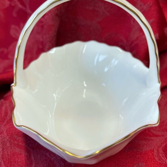 Vintage Toyo Elegance White Porcelain Trinket Basket - Picture 6 of 9